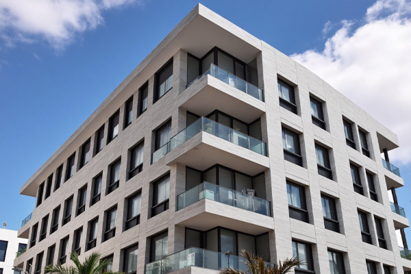 Fachada de edificio residencial moderno en Murcia, ideal para instalar alarmas domésticas en pisos y apartamentos