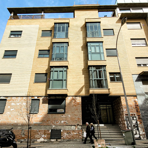 Fachada de edificio de viviendas protegidas con alarma anti okupas sin permanencia instalada en Murcia